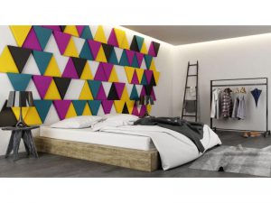 sypialnia z kolorowymi panelami ściennymi