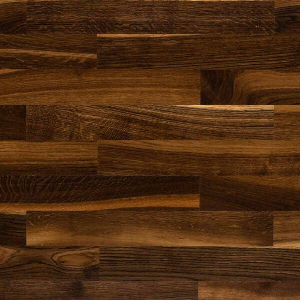 Zbliżenie na podłogę z ciemnego drewna, szczególnie w odmianie Dąb lub Bianko.