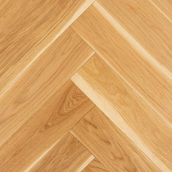 Zbliżenie na podłogę drewnianą ze wzorem w jodełkę w Dąbiu.