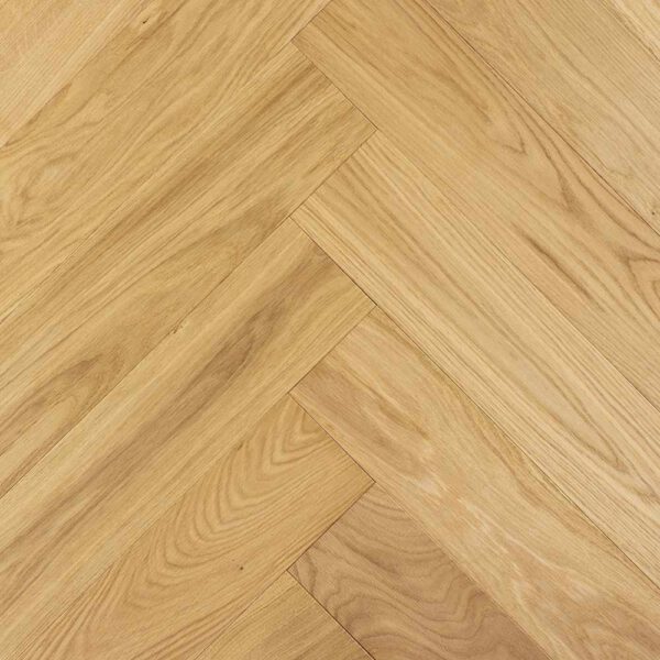 Zbliżenie na podłogę drewnianą ze wzorem w jodełkę Dąb.