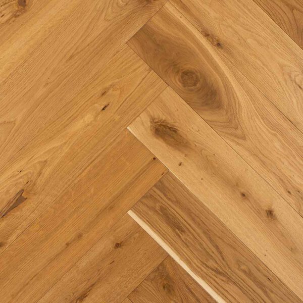          Opis: Zbliżenie na podłogę drewnianą o wzorze jodełki wykonaną z drewna dąb.