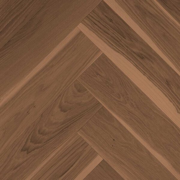 Zbliżenie na podłogę drewnianą ze wzorem w jodełkę w Dąbiu.