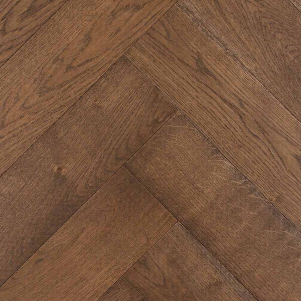 Zbliżenie na podłogę drewnianą o wzorze jodełki wykonaną z drewna Dąb.