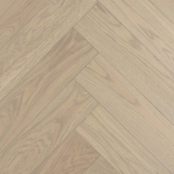 Zbliżenie na białą podłogę drewnianą w jodełkę z wzorami Dąb Tanaro i Old Select.