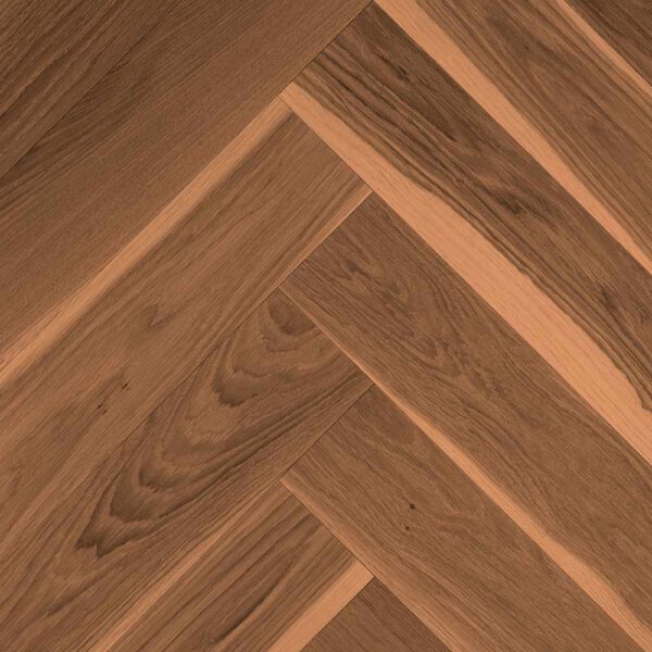Zbliżenie na podłogę drewnianą Dąb ze wzorem w jodełkę.