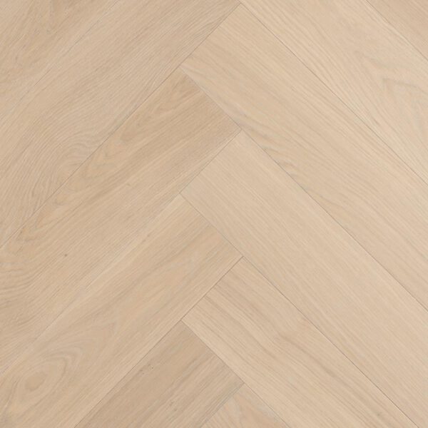 Zbliżenie na białą podłogę drewnianą w jodełkę z Dąb Arno Old Select.